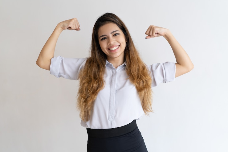 Foto gratuito feminista positiva y confiada que muestra fuerza