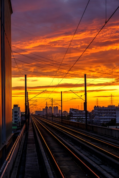 Foto gratuita ferrocarril y el amanecer