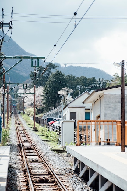 Foto gratuita ferrocarril en el área local, japón