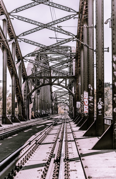 Ferrocarriles de tiro largo en un puente