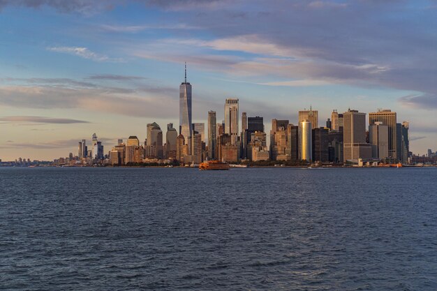 Ferry a Manhattan. Vista de Manhattan desde el agua al atardecer, Nueva York, EE.UU.