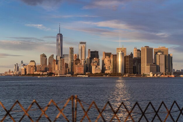 Ferry a Manhattan. Vista de Manhattan desde el agua al atardecer, Nueva York, EE.UU.