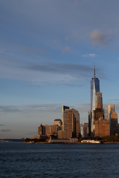 Ferry a Manhattan. Vista de Manhattan desde el agua al atardecer, Nueva York, EE.UU.