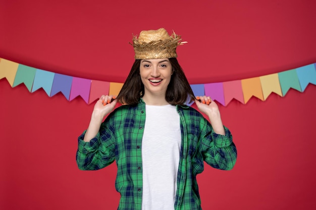 Festa junina encantadora linda chica con sombrero de paja celebrando el festival brasileño con mechón de cabello