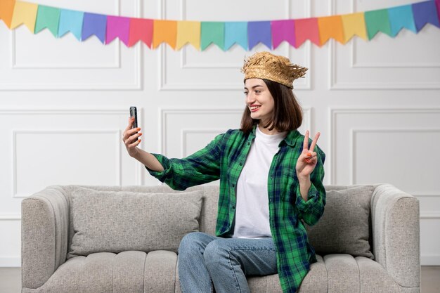 Festa junina feliz linda chica con sombrero de paja celebrando la fiesta brasileña tomando selfie