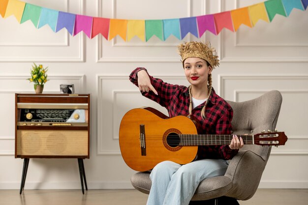 Festa junina linda chica con sombrero de paja verano brasileño con radio retro apuntando a la guitarra