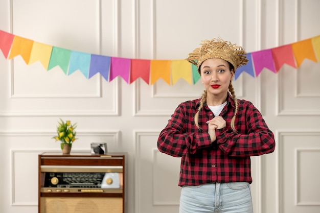 Foto gratuita festa junina linda chica con sombrero de paja verano brasileño con radio retro banderas coloridas emocionada