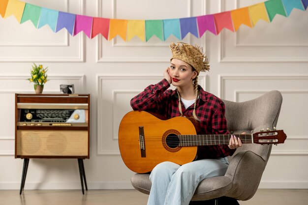 Festa junina linda chica con sombrero de paja verano brasileño con radio retro tocando la guitarra