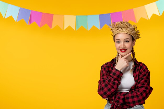 Festa junina rubia linda chica en sombrero de paja festival brasileño con banderas de colores sonriendo felizmente