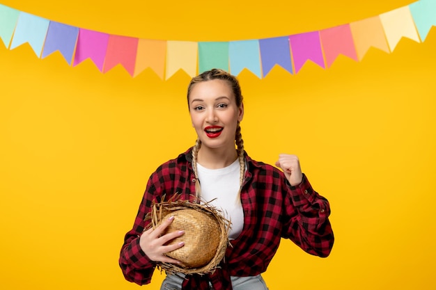 Foto gratuita festa junina rubia linda chica con sombrero de paja festival brasileño con banderas de colores