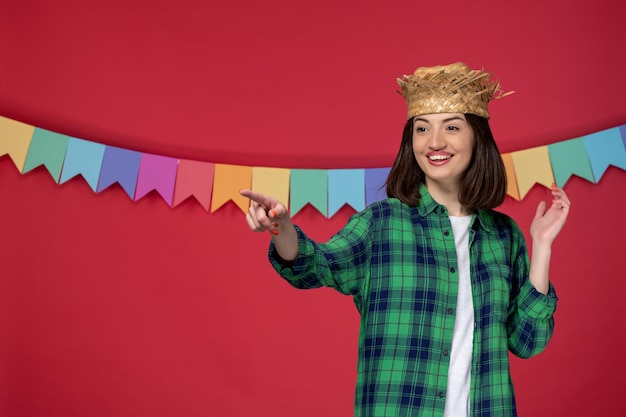 Foto gratuita festa junina con sombrero de paja niña celebrando el festival brasileño