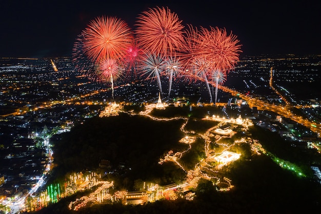 Festival de fuegos artificiales de Phra Nakorn Kiri en la noche en Phetchaburi, Tailandia