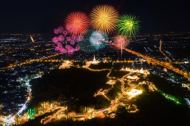Festival de fuegos artificiales de Phra Nakorn Kiri en la noche en Phetchaburi, Tailandia