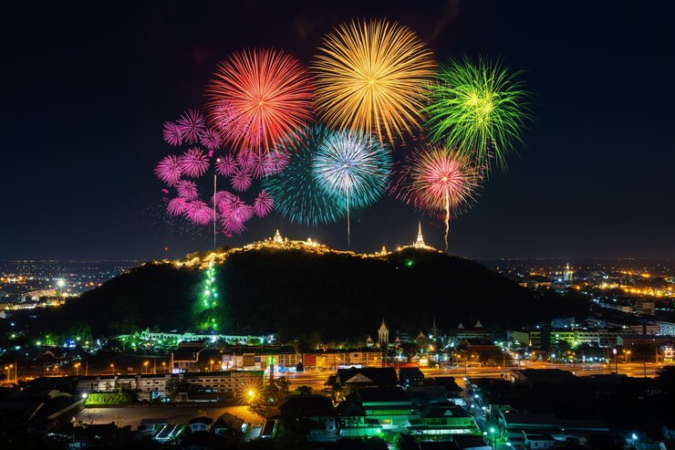 Foto gratuito festival de fuegos artificiales de phra nakorn kiri en la noche en phetchaburi, tailandia