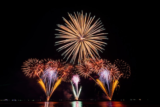 festival de fuegos artificiales en Tailandia