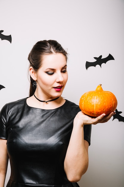 Foto gratuita festivo mujer con calabaza