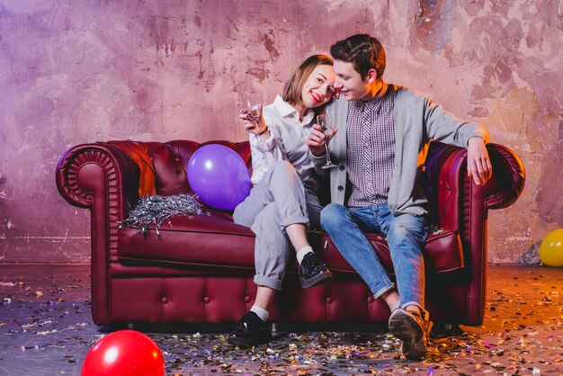 Festivo pareja en el sofá