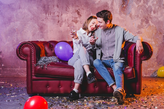 Festivo pareja en el sofá