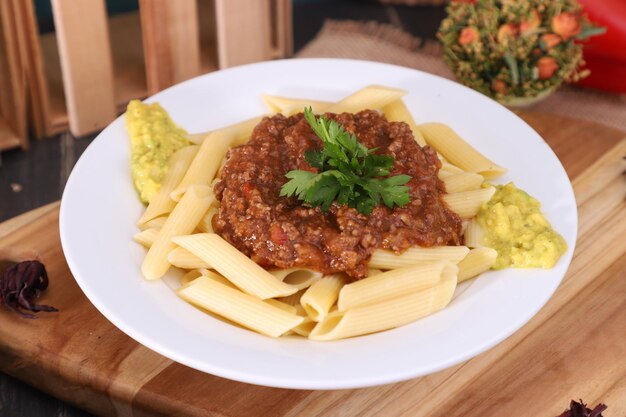 Fettuccine fresco con salsa boloñesa y guacamole