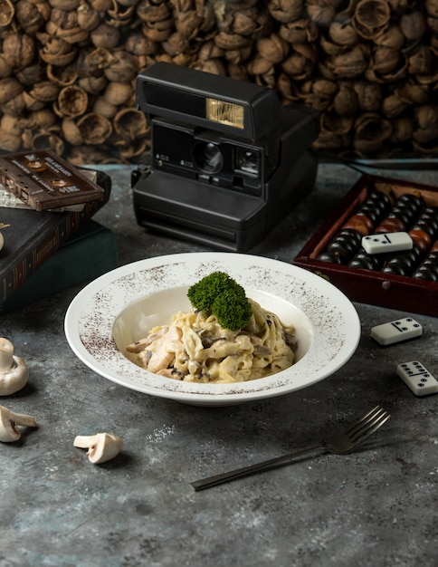 Foto gratuita fettuccine funghi sobre la mesa