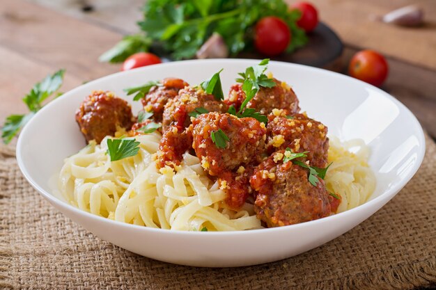 Fettuccine Pasta con albóndigas en salsa de tomate