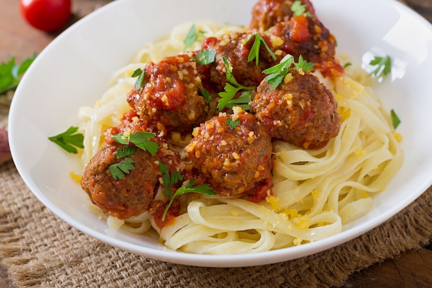 Fettuccine Pasta con albóndigas en salsa de tomate