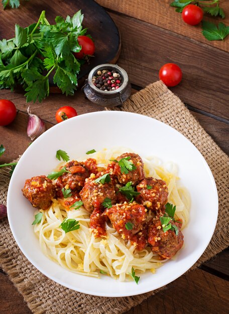 Fettuccine Pasta con albóndigas en salsa de tomate