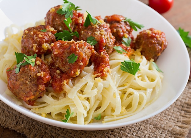 Fettuccine Pasta con albóndigas en salsa de tomate