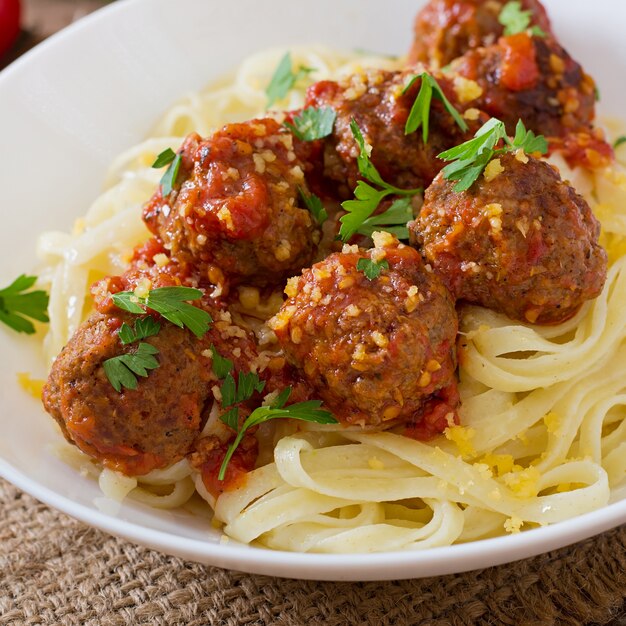 Fettuccine Pasta con albóndigas en salsa de tomate