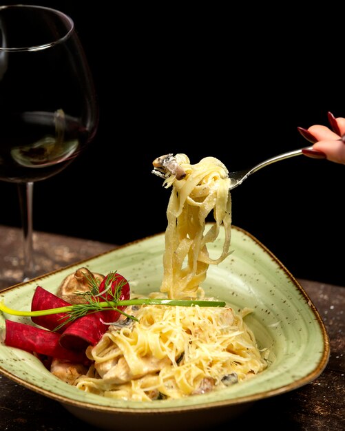 Fettuccine en salsa de crema con pollo y champiñones