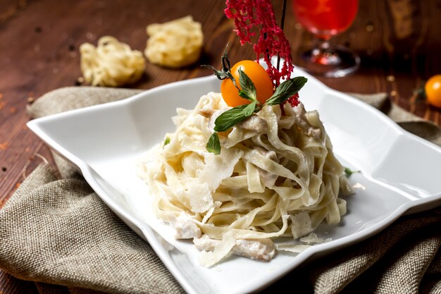 Fettuccine con salsa de crema de pollo, vista lateral a la menta