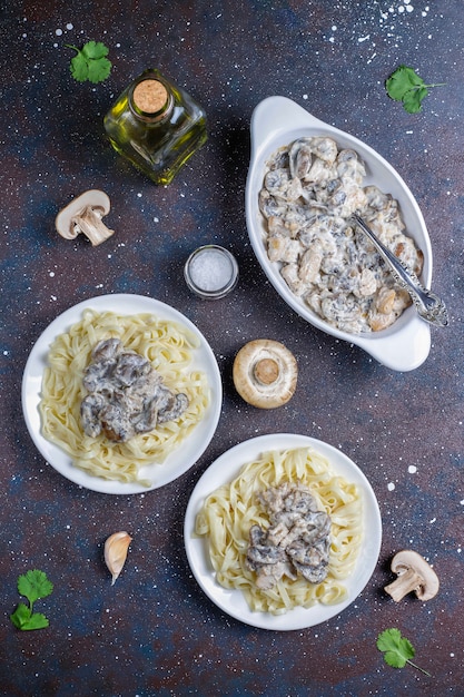 Foto gratuita fettucine pasta con pollo y champiñones, vista superior