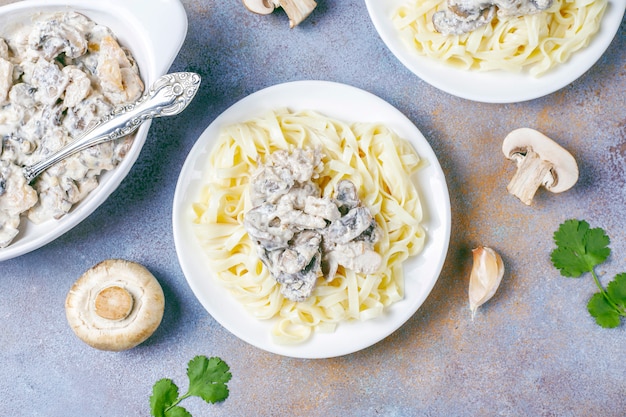 Fettucine pasta con pollo y champiñones