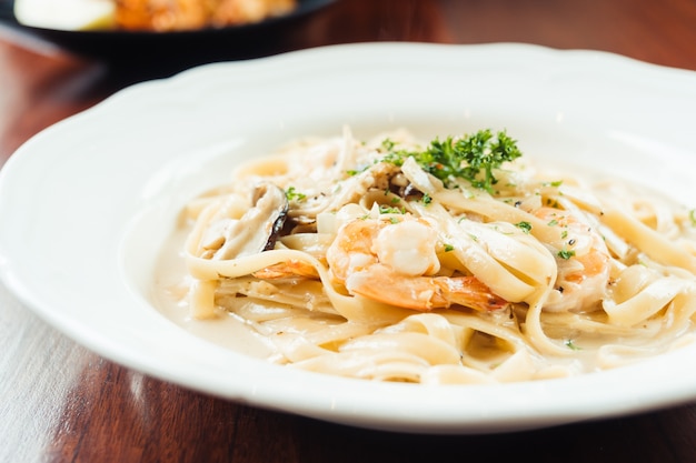 Fettucine Salsa De Crema Blanca Con Camarones Y Champiñones