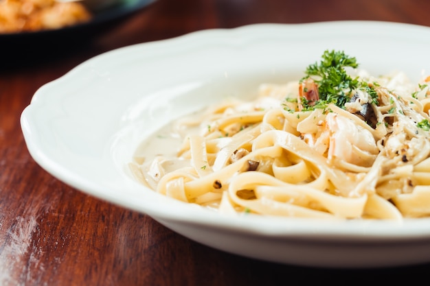 Foto gratuita fettucine salsa de crema blanca con camarones y champiñones