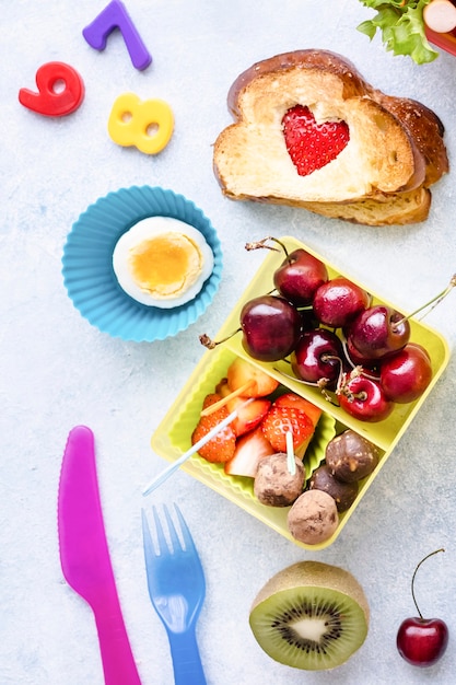 Foto gratuita fiambrera de comida sana para niños con bayas y frutas