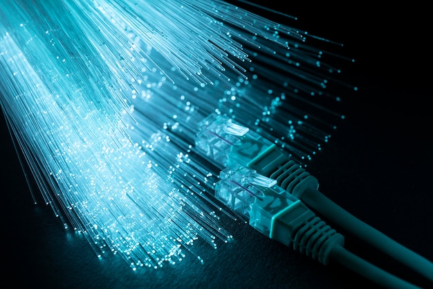 Fibra óptica azul con cables ethernet