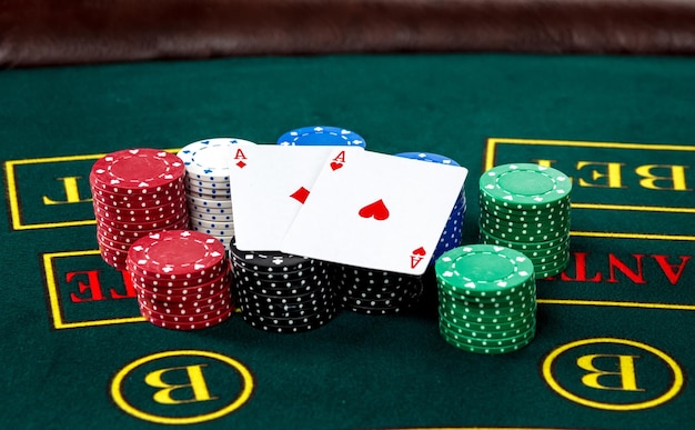 Fichas y cartas de juego de póquer