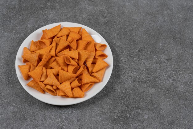 Fichas en forma de triángulo en un plato blanco.