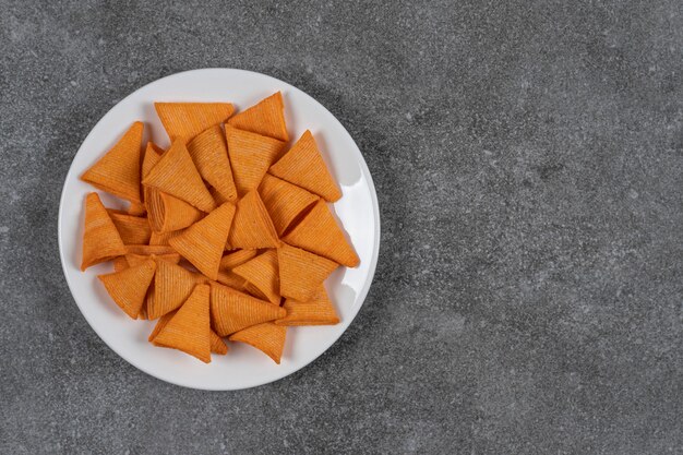 Fichas en forma de triángulo en un plato blanco.