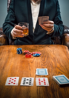 Las fichas para jugar, beber y jugar a las cartas