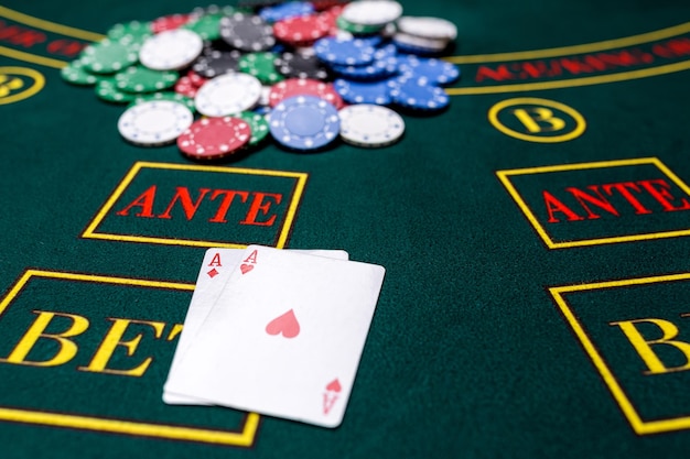 Fichas de póquer en una mesa en el casino