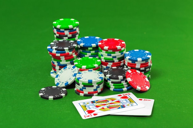 Fichas de póquer en la mesa