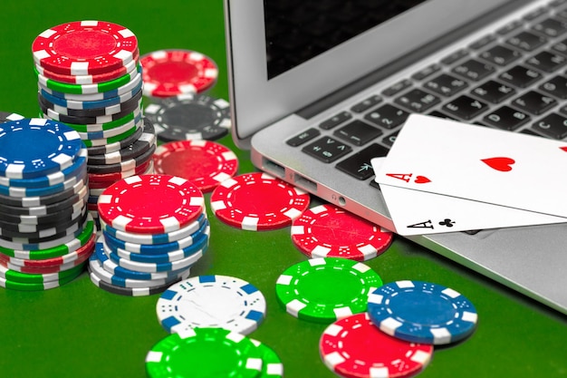 Fichas de póquer en la mesa