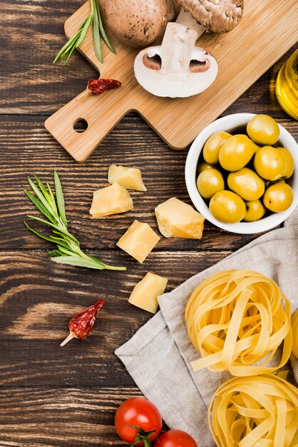 Fideos con aceitunas y verduras en la mesa