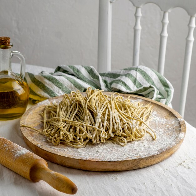 Fideos de alto ángulo sobre tabla de madera