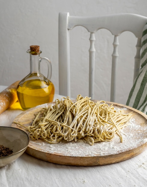 Foto gratuita fideos de alto ángulo sobre tabla de madera