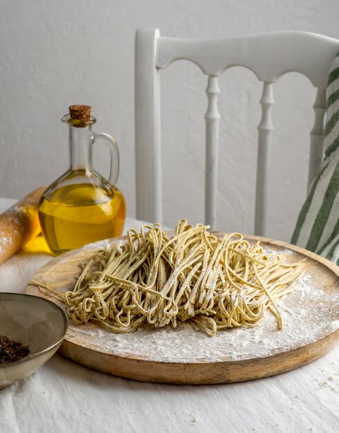 Fideos de alto ángulo sobre tabla de madera