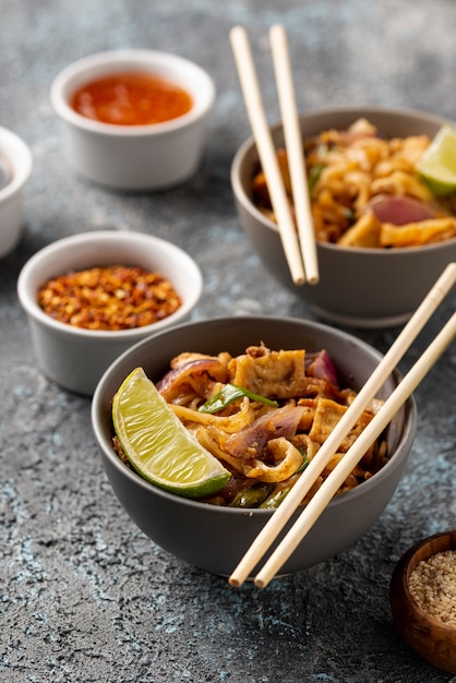 Fideos de alto ángulo en tazones y salsas