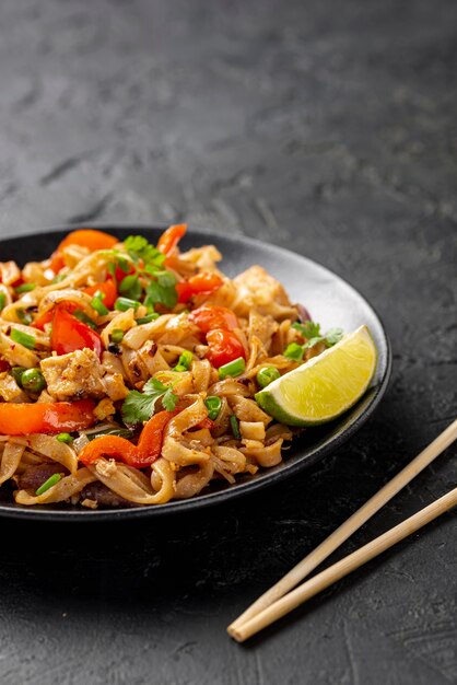 Fideos de alto ángulo con verduras y pollo.